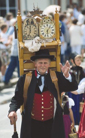 走街串巷的传统“背钟人”，正是他们的兜售打开了市场。（黑森林旅游局提供）
